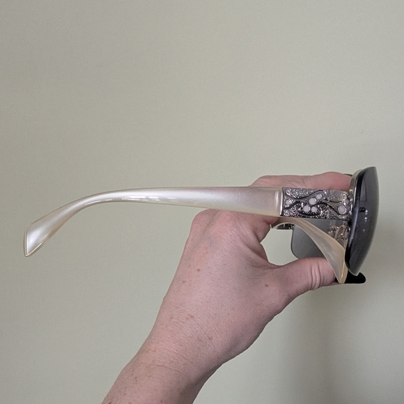 Kenzie Lexie Gray Silver Sunglasses - Picture 5 of 9